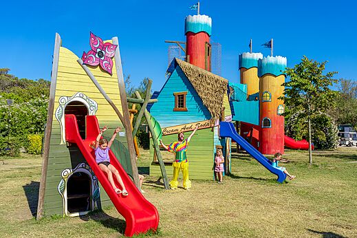 Zona de juegos colorida con toboganes y niños en camping CAPFUN Europing Tarquinia (01).