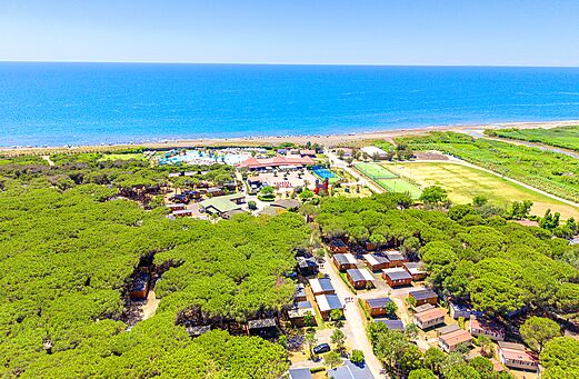 Vista aérea camping, parque acuático, playa, Mobil-homes CAPFUN Europing en Tarquinia (01).