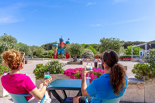 Zona de juegos castillo y escenario de animación exterior en el camping CAPFUN Europing en Tarquinia (01).