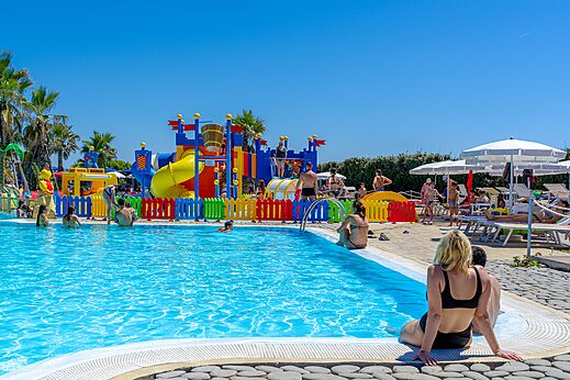 Piscina exterior con toboganes y juegos acuáticos en el camping CAPFUN Europing en Tarquinia (01).