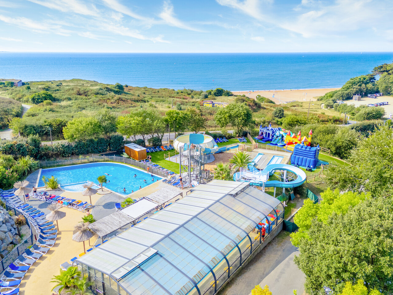 Piscinas, toboganes acu�ticos y juegos inflables en CAPFUN L'Eve en Saint-Marc-sur-Mer.