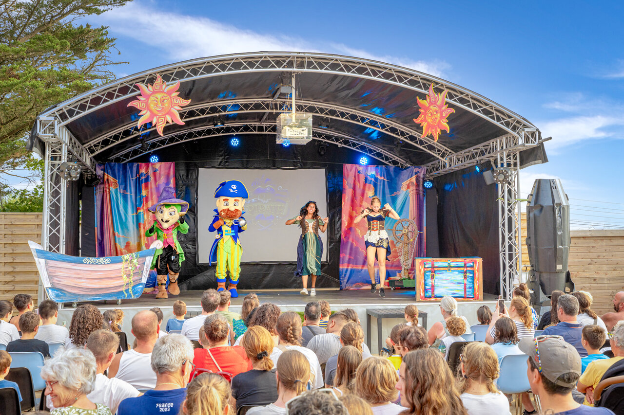 Espect�culo de animaci�n con mascotas y artistas en el escenario del camping CAPFUN L'Eve.