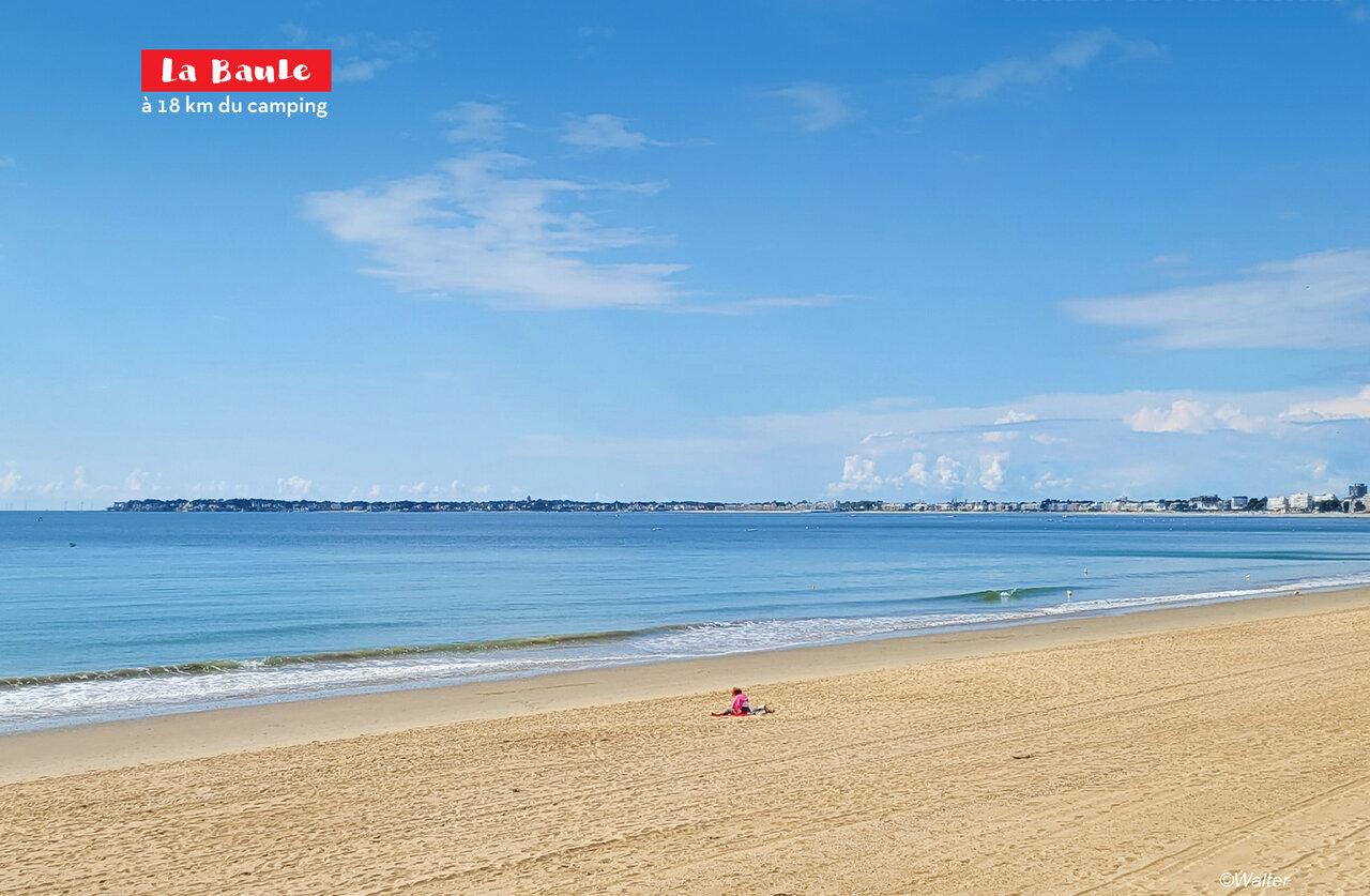 Larga playa de arena fina de La Baule, destino tur�stico en Loira Atl�ntico.