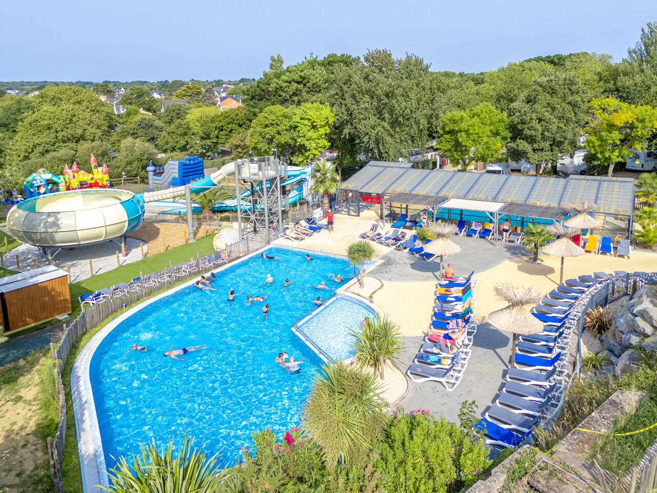 Piscina exterior con toboganes acu�ticos y juegos en el camping CAPFUN L'Eve en Saint-Marc-sur-Mer (44).