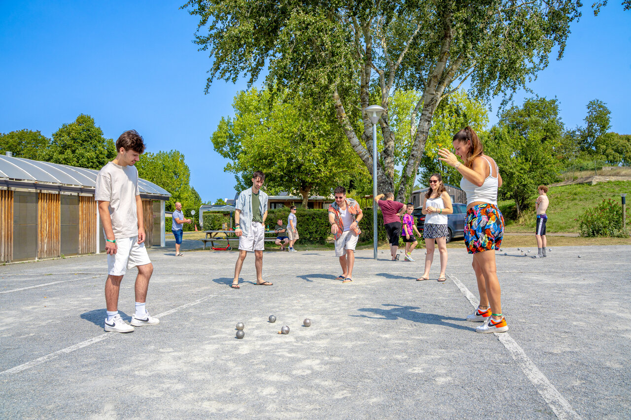 Animado juego de petanca en el camping CAPFUN L'Eve en Saint-Marc-sur-Mer (44).
