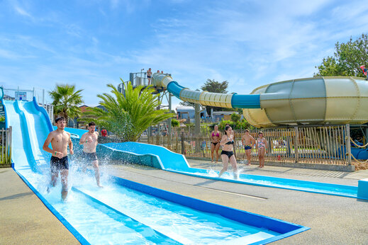 Toboganes acuáticos y piscina del camping CAPFUN L'Eve en Saint-Marc-sur-Mer (44).