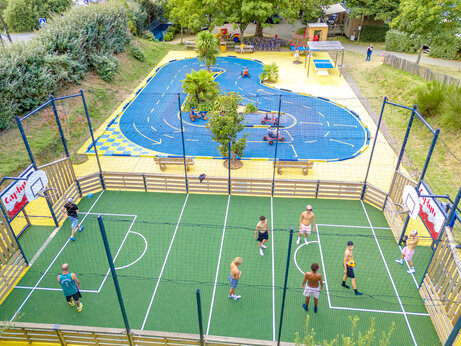 Campo multideportivo y pista de juegos en el camping CAPFUN L'Eve (44).