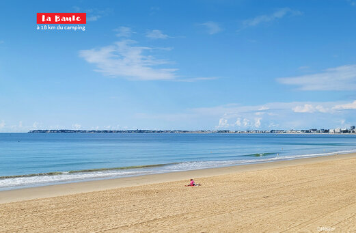Playa de arena fina y mar tranquilo en La Baule, Loira Atlántico.