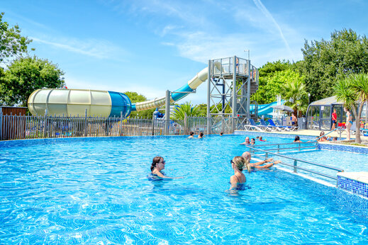 Piscina exterior y toboganes acuáticos en el camping CAPFUN L'Eve en Saint-Marc-sur-Mer (44).