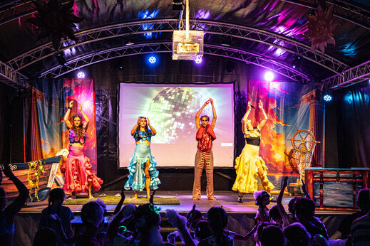 Espectáculo de bailarines en escenario con pantalla gigante en el camping CAPFUN L'Eve en Saint-Marc-sur-Mer.