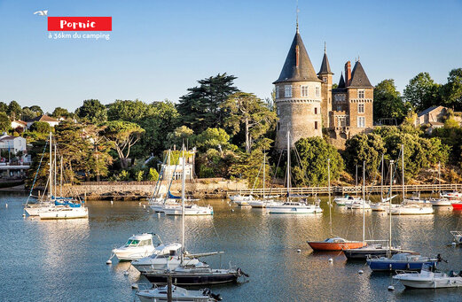 Puerto de Pornic con su castillo histórico y barcos, en Loira Atlántico.