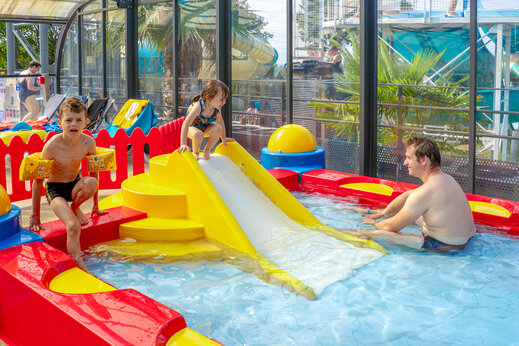 Piscina cubierta, tobogán y juegos infantiles en CAPFUN L'Eve en Saint-Marc-sur-Mer.