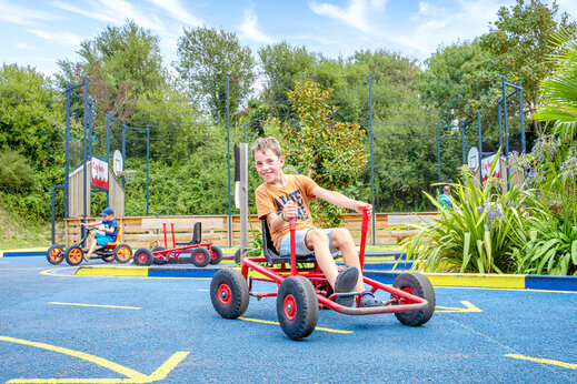 Niños jugando con karts de pedales en pista del camping CAPFUN L'Eve en Saint-Marc-sur-Mer (44).