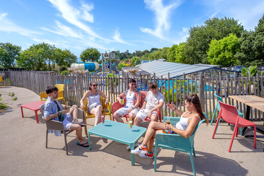 Amigos relajándose en el bar del camping CAPFUN L'Eve en Saint-Marc-sur-Mer (44).