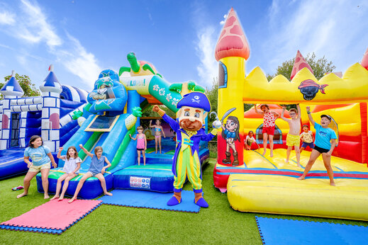 Juegos hinchables, niños y mascota en CAPFUN L'Eve, Saint-Marc-sur-Mer (44).