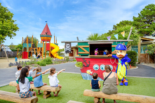 Zona de juegos con castillo y espectáculo de marionetas en el camping CAPFUN L'Eve en Saint-Marc-sur-Mer.