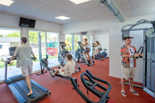 Gimnasio moderno con equipos de fitness en el camping CAPFUN L'Eve en Saint-Marc-sur-Mer (44).