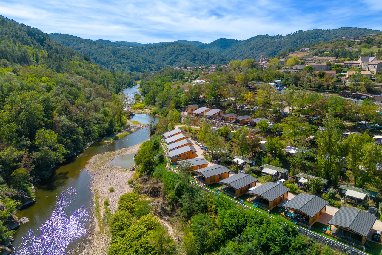 Chalets modernos y r�o en Ard�che, camping CLICOCHIC Eyrieux en Les OLLIERES-SUR-EYRIEUX.