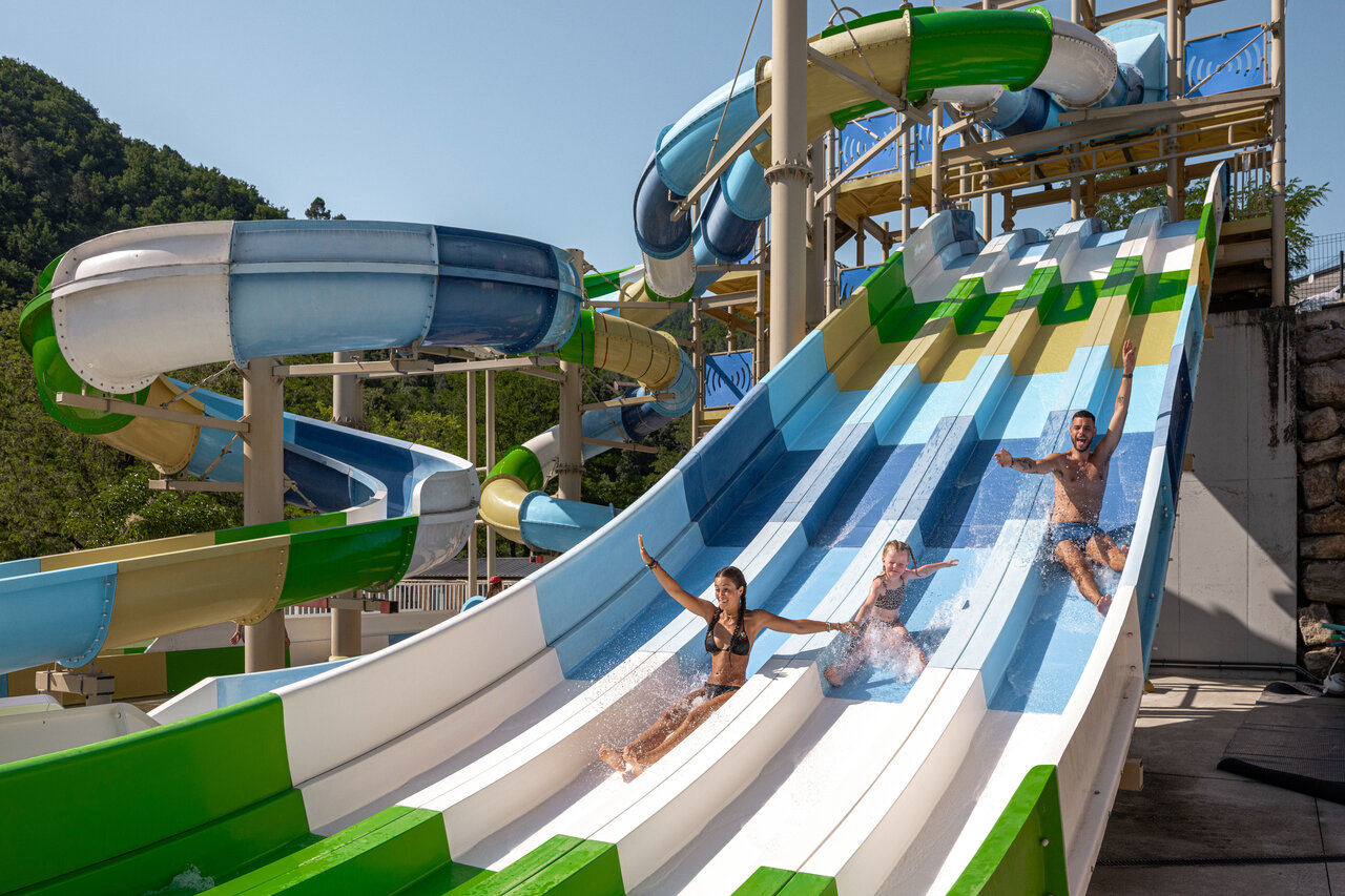 Toboganes acu�ticos y piscina exterior con familias en el camping CLICOCHIC Eyrieux en Les OLLIERES-SUR-EYRIEUX.
