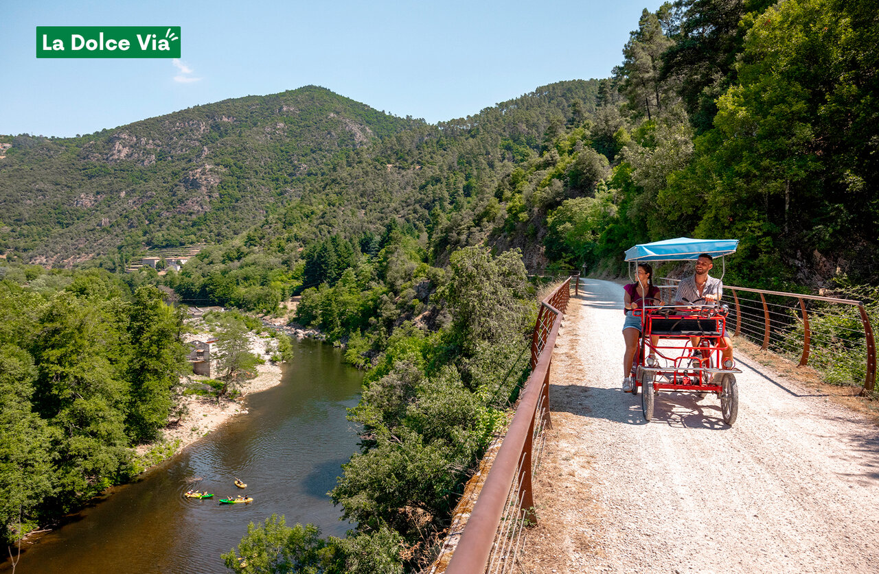 Pareja en rosalie en La Dolce Via, v�a verde en Ard�che.