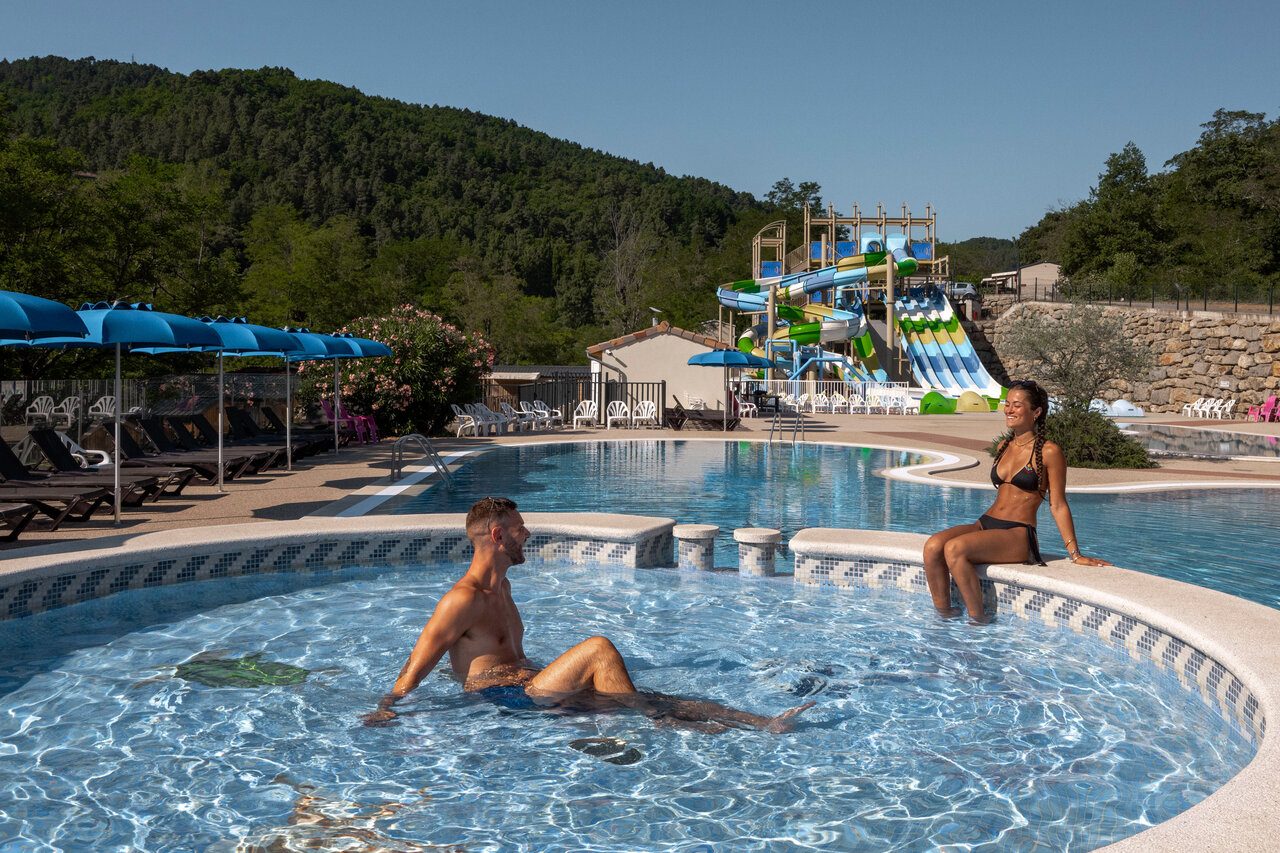 Piscina exterior, toboganes acu�ticos, jacuzzi en camping CLICOCHIC Eyrieux Les OLLIERES-SUR-EYRIEUX.