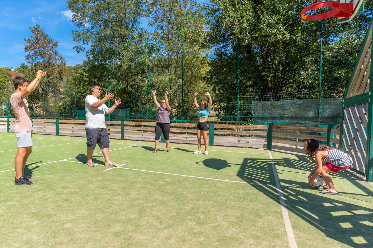 Campo multideporte con familia jugando baloncesto en el camping CLICOCHIC Eyrieux.