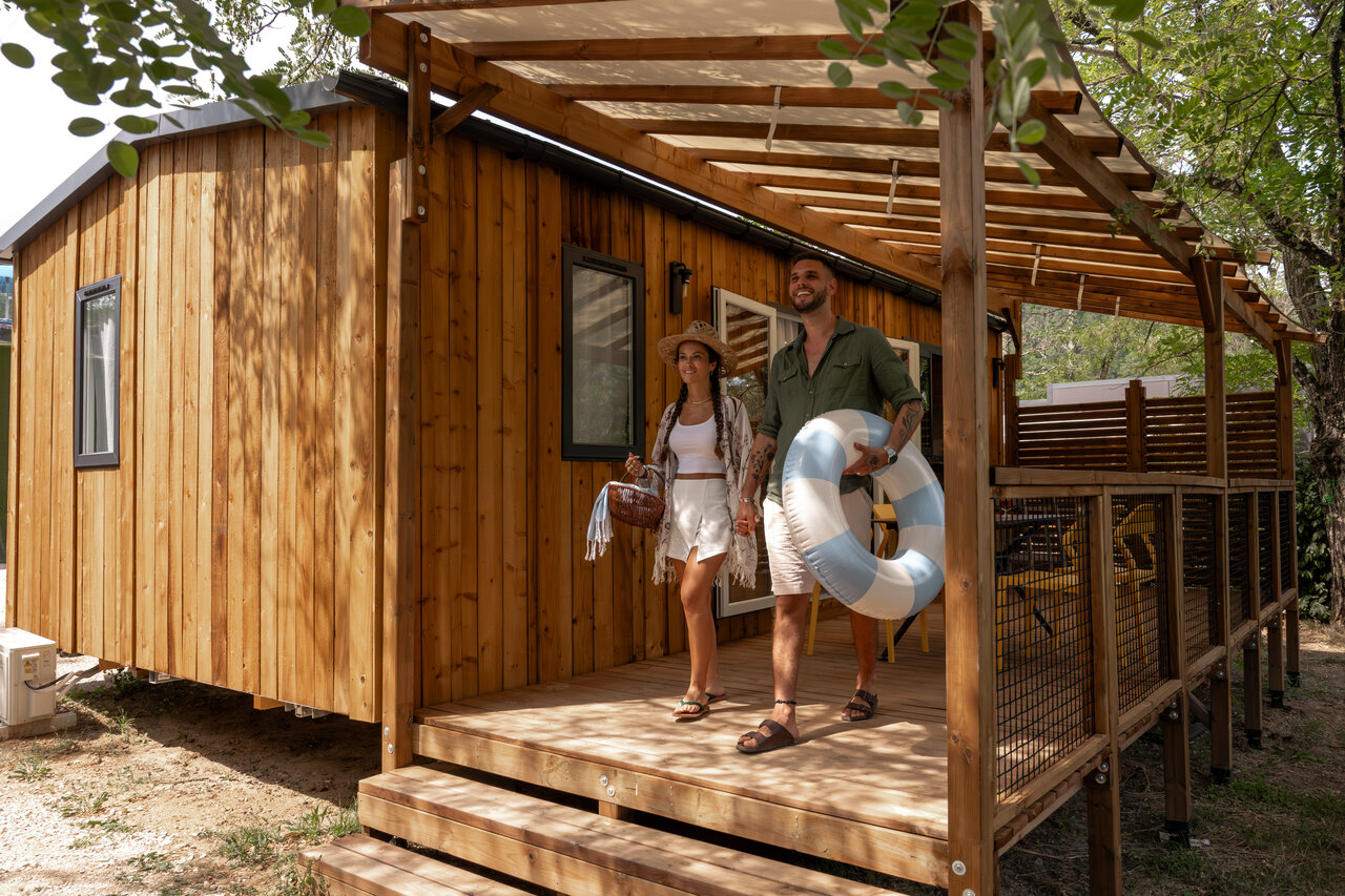 Casa m�vil, pareja con flotador en el camping CLICOCHIC Eyrieux en Les OLLIERES-SUR-EYRIEUX.