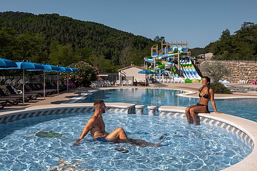 Piscina exterior y toboganes en el camping CLICOCHIC Eyrieux en Les OLLIERES-SUR-EYRIEUX.