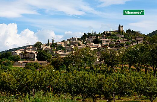 Pueblo medieval encaramado de Mirmande, Drôme, con sus casas de piedra y su iglesia.