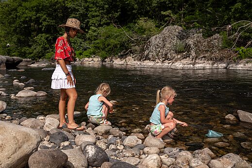 Niños jugando en el río natural en el camping CLICOCHIC Eyrieux en Les OLLIERES-SUR-EYRIEUX.