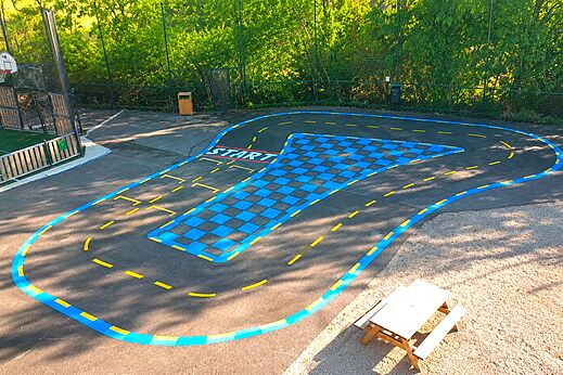Pista de carreras miniatura para niños en camping CLICOCHIC Eyrieux, Les OLLIERES-SUR-EYRIEUX.
