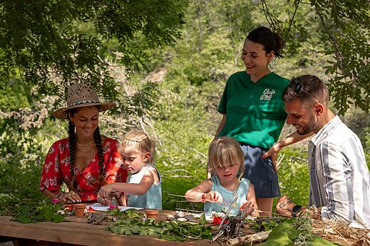 Taller creativo para niños con elementos naturales y animadores en el camping CLICOCHIC Eyrieux en Les OLLIERES-SUR-EYRIEUX.