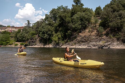 Kayaks en el río en CLICOCHIC Eyrieux, Les OLLIERES-SUR-EYRIEUX.