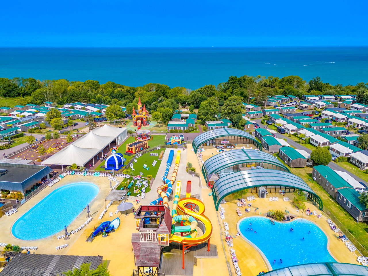 Parque acu�tico, Mobil-homes en el camping CAPFUN Falaises, Gonneville sur Mer (14).