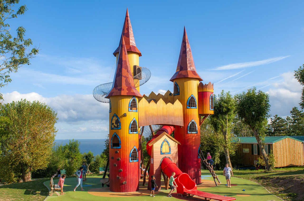 Castillo parque infantil gigante, toboganes, ni�os, camping CAPFUN Falaises, Gonneville (14).