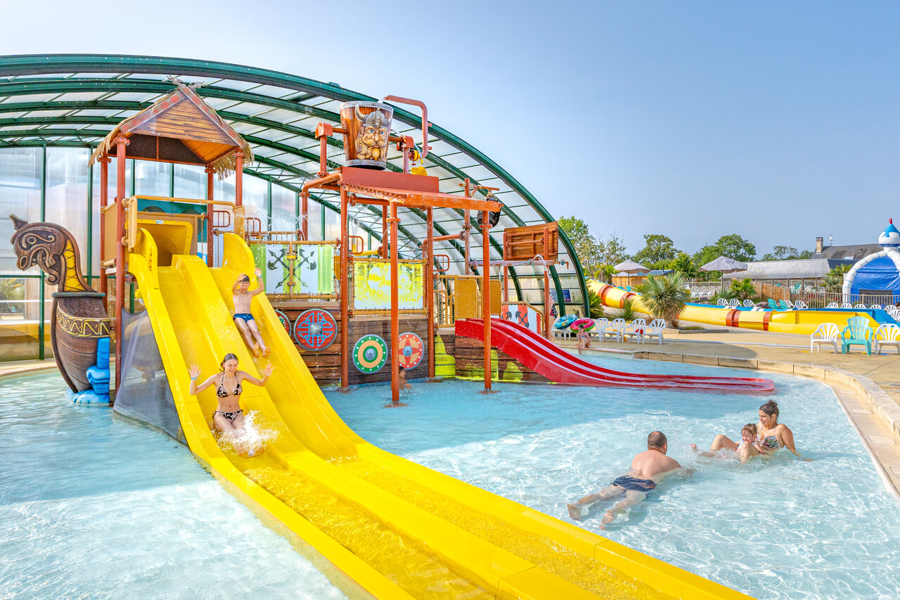 Piscina, toboganes y juegos acu�ticos CAPFUN Falaises en Gonneville sur Mer (14).