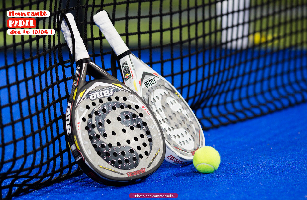 Palas y pelota de p�del en pista, en el camping CAPFUN Falaises en Gonneville sur Mer.