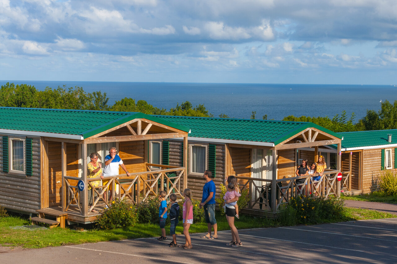 Mobil-homes de madera con terrazas, vista mar, camping CAPFUN Falaises Gonneville sur Mer.