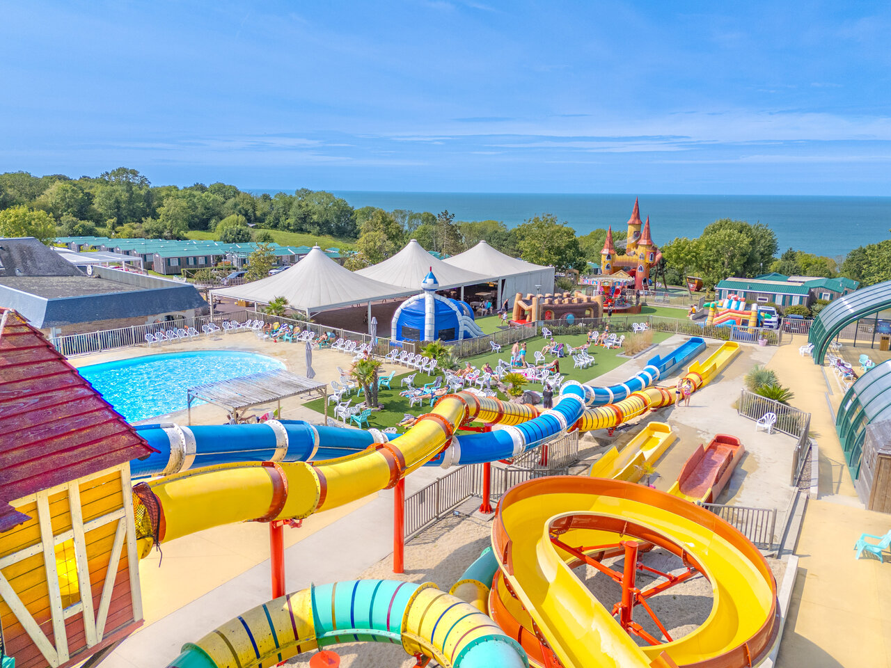 Toboganes acu�ticos, piscina y zonas de juegos en el camping CAPFUN Falaises en Gonneville sur Mer.