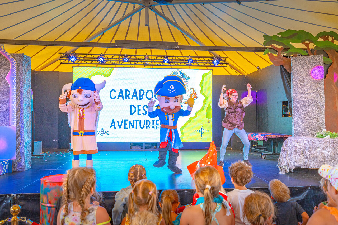 Espect�culo de animaci�n con mascotas y ni�os en el camping CAPFUN Falaises en Gonneville sur Mer.
