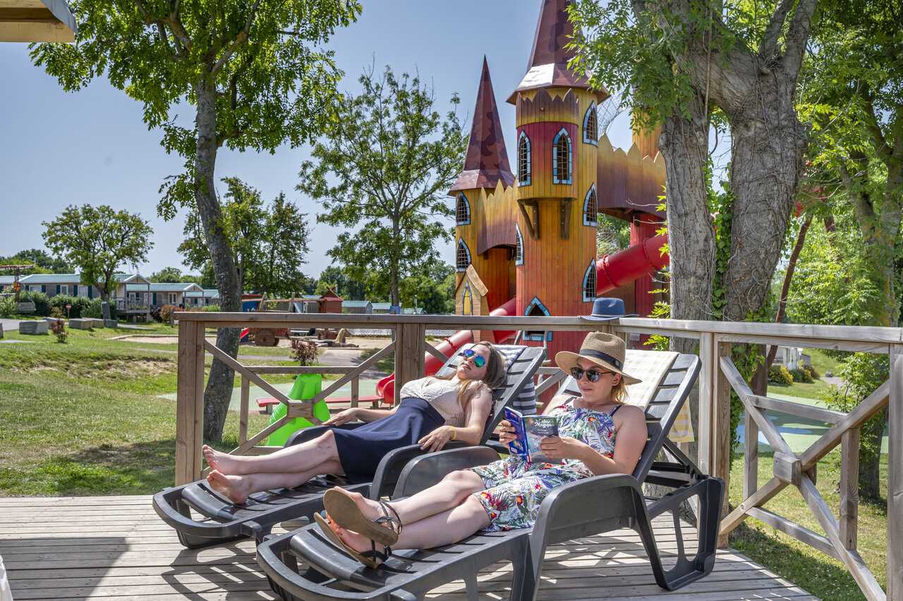 Relajaci�n, zona de juegos castillo en el camping CAPFUN Falaises en Gonneville sur Mer.