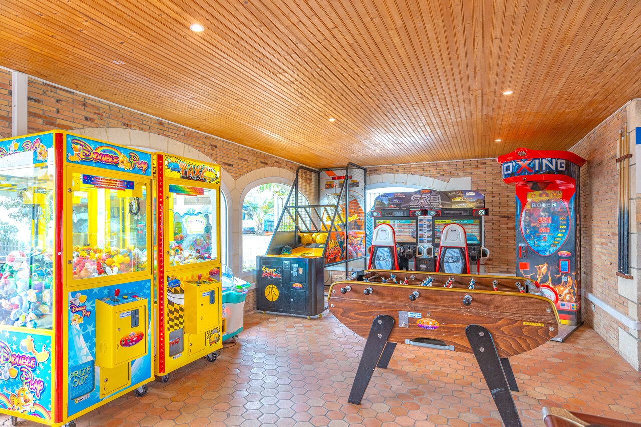 M�quinas recreativas, futbol�n, juegos en el camping CAPFUN Falaises en Gonneville sur Mer.