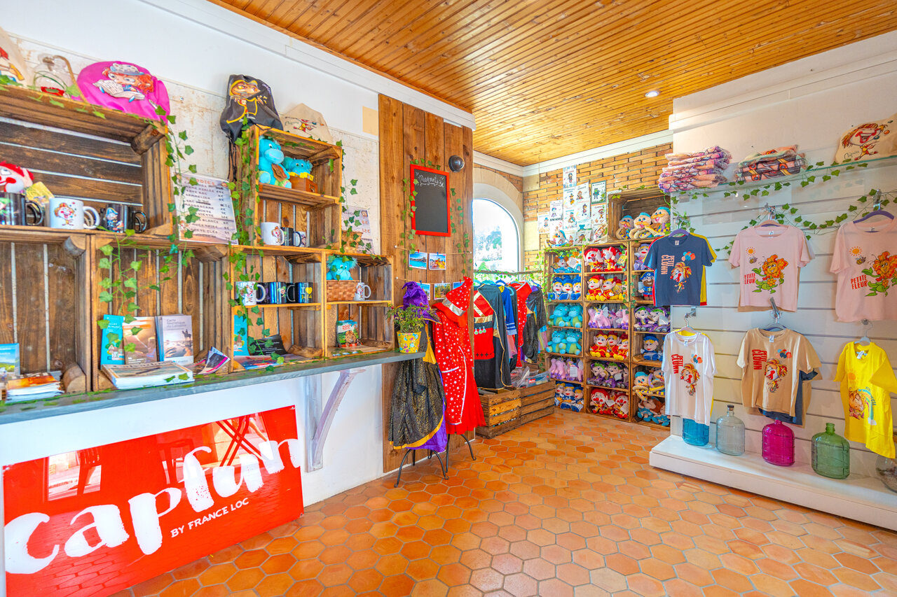 Tienda de recuerdos con peluches, camisetas y disfraces en el camping CAPFUN Falaises en Gonneville sur Mer.
