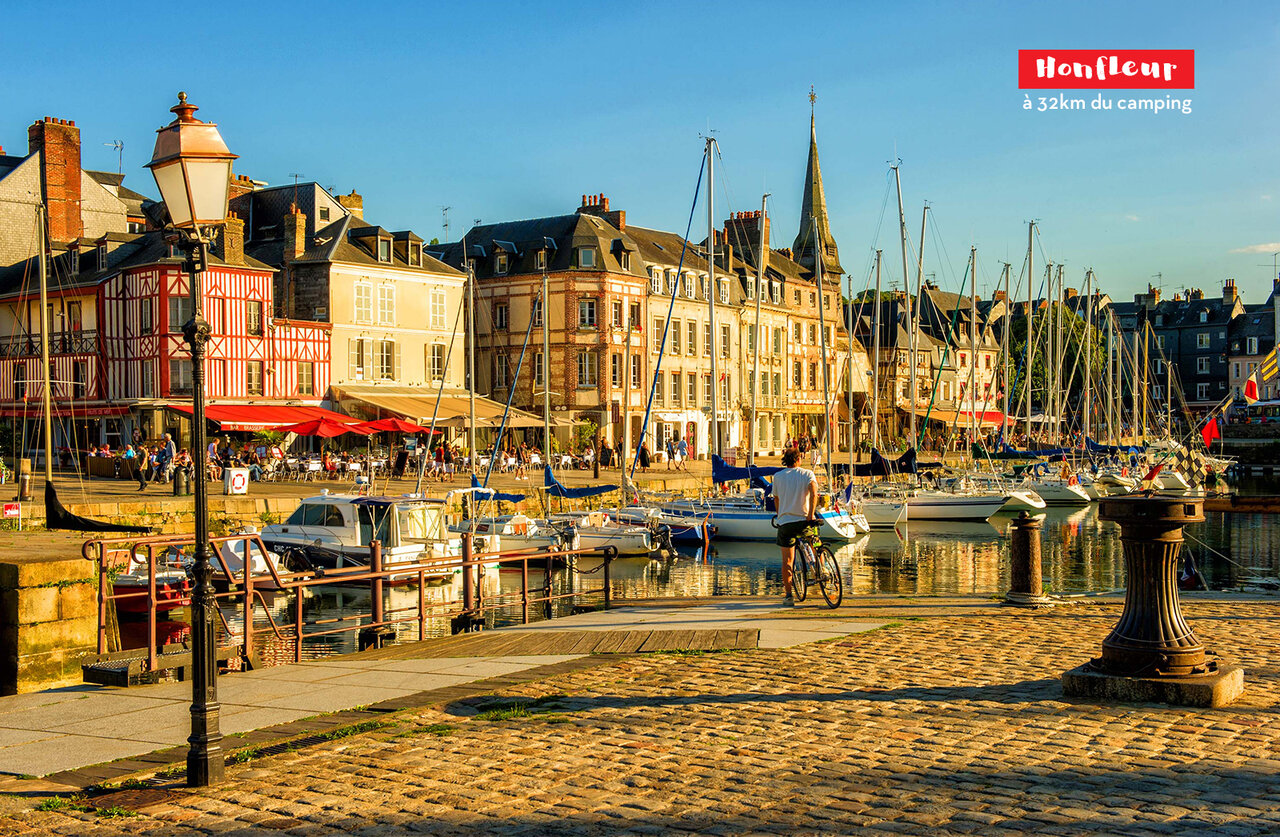 Antiguo puerto de Honfleur con casas coloridas, para visitar cerca del camping.