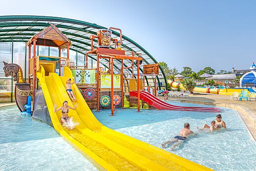 Toboganes acuáticos, juegos de agua y piscina en el camping CAPFUN Falaises en Gonneville sur Mer (14).