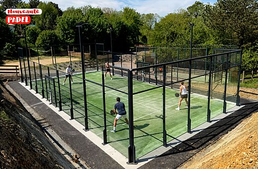 Nueva cancha de pádel con jugadores en el camping CAPFUN Falaises en Gonneville sur Mer.