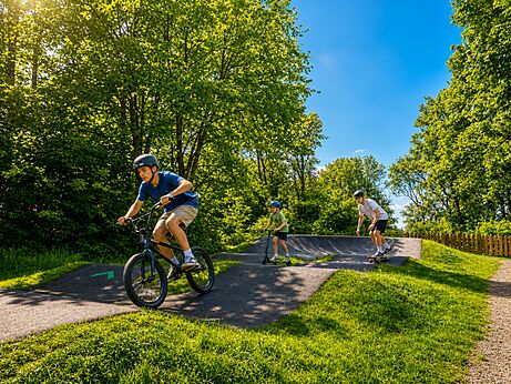 Pump track para bicicleta, patinete y monopat�n en camping CAPFUN Falaises.