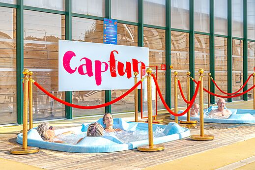 Jacuzzis individuales para relajación en el camping CAPFUN Falaises en Gonneville sur Mer (14).