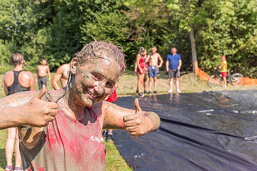 Actividad de barro divertida, camping CAPFUN Falaises Gonneville sur Mer (14).