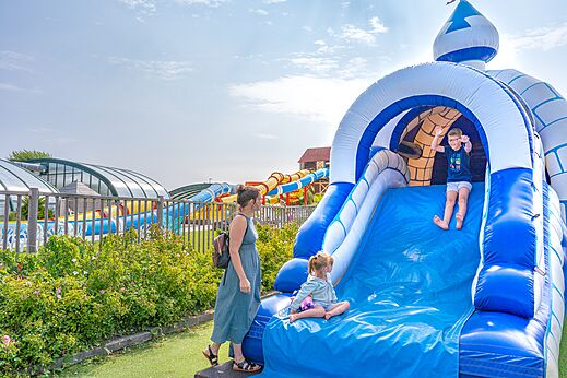 Tobogán hinchable gigante y niños jugando en el camping CAPFUN Falaises en Gonneville sur Mer (14).